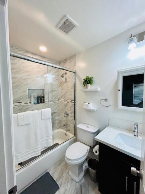 Gated Contemporary 3 Bedroom - 2 Bathroom Home In South La Plus Parking Los Angeles Eksteriør billede